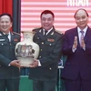 Chủ tịch nước Nguyễn Xuân Phúc tặng Tết cho cán bộ, chiến sỹ Bộ đội Biên phòng tỉnh Đắk Lắk. (Ảnh: Thống Nhất/TTXVN)