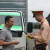 Lực lượng chức năng tỉnh Đắk Lắk kiểm tra hành chính người và phương tiện tham gia giao thông. (Ảnh: Tuấn Anh/TTXVN)