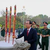 Ủy viên Bộ Chính trị, Bí thư Thành ủy Nguyễn Văn Nên dâng hương tại Nghĩa trang Liệt sỹ thành phố. (Ảnh: Thành Chung/TTXVN)
