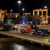 Container vận chuyển hàng hóa ban đêm trên Cảng quốc tế Gemalink những ngày giáp Tết Nguyên đán Quý Mão 2023. (Ảnh: Hồng Đạt/TTXVN)