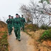 Cán bộ, chiến sỹ Đồn Biên phòng Thàng Tín thực hiện chuyến tuần tra, kiểm soát biên giới vào chiều 30 Tết.(Ảnh: Nam Thái/TTXVN)