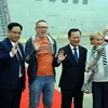 Quyền Chủ tịch UBND tỉnh Quảng Ninh Cao Tường Huy (thứ 3, từ phải sang) chụp ảnh cùng du khách quốc tế. (Ảnh: Đức Hiếu/TTXVN)
