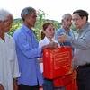 Thủ tướng Phạm Minh Chính tặng quà cho nhân dân Khu tái định cư Long Bửu, quận Thủ Đức. (Ảnh: Dương Giang/TTXVN)