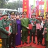 Trung tướng Nguyễn Duy Ngọc, Thứ trưởng Bộ Công an và Bí thư Tỉnh ủy Hà Nam Lê Thị Thủy tặng hoa, tặng quà cho tân binh. (Ảnh: Thanh Tuấn/TTXVN)