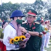 Thượng tướng Võ Minh Lương, Thứ trưởng Bộ Quốc phòng tặng khăn, động viên thanh niên nhập ngũ tại điểm giao nhận quân thành phố Thủ Đức, Thành phố Hồ Chí Minh. (Ảnh: Xuân Khu/TTXVN)