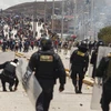 Người biểu tình xung đột với cảnh sát, ngày 7/1. (Ảnh: AFP/TTXVN)
