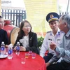 Bí thư Tỉnh ủy Quảng Ngãi Bùi Thị Quỳnh Vân, ngoài cùng, bên trái, thăm hỏi thân nhân gia đình có người tử vong do tai nạn. (Ảnh: Phạm Cường/TTXVN)