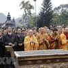 Các đại biểu dâng hương tại lễ khai Hội chùa Hương. (Ảnh: Trần Việt/TTXVN)