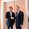 Chủ nhiệm Văn phòng Ủy ban Công tác Đối ngoại Trung ương Đảng Cộng sản Trung Quốc Vương Nghị (phải) trong cuộc gặp Ngoại trưởng Nhật Bản Yoshimasa Hayashi bên lề Hội nghị An ninh Munich ở bang Bayern, miền Nam Đức, ngày 18/2 vừa qua. (Ảnh: THX/TTXVN)