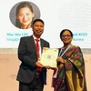 Giáo sư Ava Hossain, Chủ tịch Hội Nhãn khoa châu Á-Thái Bình Dương, trao giải cho bác sỹ Nguyễn Viết Giáp. (Ảnh: TTXVN phát)