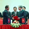 Bộ trưởng Bộ Công an Tô Lâm và Phó Thủ tướng, Bộ trưởng Bộ Nội vụ Campuchia Samdech Krolahom Sar Kheng ký văn kiện hợp tác năm 2023 giữa Bộ Công an Việt Nam và Bộ Nội vụ Campuchia. (Ảnh: Phạm Kiên/TTXVN)