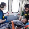 Tổ cấp cứu đường không, Bệnh viện Quân y 175 tích cực cấp cứu cho bệnh nhân trong suốt chuyến bay. (Ảnh: TTXVN phát)