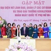 Thủ tướng Phạm Minh Chính với đại diện nữ lãnh đạo, quản lý và các nhà khoa học nữ. (Ảnh: Dương Giang/TTXVN)