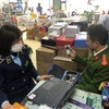 Lực lượng chức năng đang kiểm tra thiết bị đo nồng độ cồn tại cửa hàng kinh doanh thiết bị y tế trên phố Phương Mai. (Ảnh: Uyên Hương/BNEWS/TTXVN)