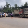 Lực lượng chức năng kiểm tra đoàn xe tải nghi làm giả tem kiểm định của công ty Nam Tiến. (Ảnh: TTXVN phát)