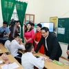 Thủ tướng Phạm Minh Chính gặp gỡ, giao lưu với trẻ khuyết tật tại Trung tâm bảo trợ xã hội tỉnh Hải Dương. (Ảnh: Dương Giang/TTXVN)
