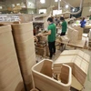 Sản xuất gỗ ván ép cong xuất khẩu tại nhà máy của Công ty TNHH Gỗ ván ép Nhật Nam, xã An Điền, huyện Bến Cát, tỉnh Bình Dương. (Ảnh: Vũ Sinh/TTXVN)