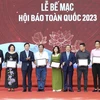 Phó Thủ tướng Trần Hồng Hà trao Giải A cho đại diện các đơn vị. (Ảnh: Nguyễn Thu Phương/TTXVN)
