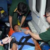 Bệnh nhân được chăm sóc chu đáo trong quá trình bay về đất liền. (Nguồn: báo Quân đội Nhân dân)
