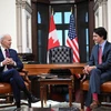 Thủ tướng Canada Justin Trudeau (phải) trong cuộc hội đàm với Tổng thống Mỹ Joe Biden đang trong chuyến thăm chính thức Ottawa, ngày 24/3. (Ảnh: AFP/TTXVN)