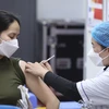 Nhân viên y tế tiêm vaccine phòng COVID-19 cho người dân. (Ảnh: Minh Quyết/TTXVN)
