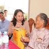 Phó Chủ tịch nước Võ Thị Ánh Xuân thăm và tặng quà Mẹ Việt Nam Anh hùng Ung Thị Nừng. (Ảnh: Huyền Trang/TTXVN)
