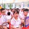 Học sinh lớp 1 trường Tiểu học Gia Quất, quận Long Biên, trường đạt chuẩn quốc gia. (Ảnh: Minh Quyết/TTXVN)
