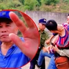 Cán bộ và nhân viên Nhà máy giấy Thuận Phát đang hành hung, cản trở phóng viên Báo điện tử Dân Việt khi tác nghiệp. (Nguồn: Báo Dân việt)