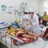 Các bệnh nhi đang được điều trị tại Khoa Nhi, Bệnh viện đa khoa tỉnh Bạc Liêu. (Ảnh: Chanh Đa/TTXVN)