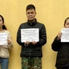 Đối tượng Nguyễn Văn Khôi và 2 người phụ nữ nhập cảnh trái phép bị lực lượng chức năng bắt giữ. (Ảnh: TTXVN phát)