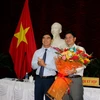 Tặng hoa chúc mừng ông Nguyễn Hồng Hải (bên phải) được bầu giữ chức Phó Chủ tịch UBND tỉnh Bình Thuận. (Ảnh: Nguyễn Thanh/TTXVN)