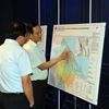 Các đại biểu nghiên cứu đồ án "Quy hoạch chung đô thị Thừa Thiên-Huế đến năm 2045, tầm nhìn đến năm 2065.” (Ảnh: Đỗ Trưởng/TTXVN)