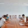 Một chủ tàu cá vi phạm ký biên bản nhận quyết định xử phạt hành chính tại Chi cục Kiểm ngư tỉnh Kiên Giang sáng ngày 31/3 vừa qua. (Nguồn: Báo Kiên Giang)