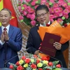 Ông Trần Văn Hiệp, Chủ tịch UBND tỉnh Lâm Đồng trao Quyết định của Thủ tướng Chính phủ cho ông Nguyễn Ngọc Phúc. (Ảnh: Chu Quốc Hùng/TTXVN)