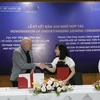 Lễ ký kết Bản ghi nhớ hợp tác giữa Trung tâm Ứng dụng công nghệ thông tin và chuyển đổi số trong xúc tiến thương mại và Sàn giao dịch điện tử MissLinh thuộc Công ty Việt Nam Food Europe. (Ảnh: Trần Việt/TTXVN)