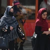 Phụ nữ Afghanistan di chuyển trên đường phố tại Kabul. (Ảnh: AFP/TTXVN)