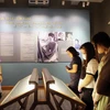 Các đơn vị tham gia đoàn khảo sát tìm hiểu về các tác phẩm nghệ thuật trưng bày tại Bảo tàng Mỹ Thuật Thành phố Hồ Chí Minh. (Ảnh: Mỹ Phương/TTXVN)