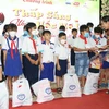 Chủ tịch Hội Bảo vệ quyền trẻ em Việt Nam Nguyễn Thị Thanh Hòa trao học bổng cho trẻ em tại chương trình. (Ảnh: Tuấn Kiệt/TTXVN)
