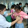 Bác sỹ Bệnh viện Tim Hà Nội khám sàng lọc bệnh tim bẩm sinh cho trẻ tại Bệnh viện Đa khoa tỉnh Lai Châu. (Ảnh: Quý Trung/TTXVN)