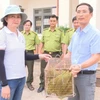 Bà Nguyễn Tuấn Tú, bàn giao 2 cá thể Rái Cá cho Trung tâm cứu hộ, bảo tồn và phát triển sinh vật trực thuộc Ban quản lý Vườn Quốc gia Bù Gia Mập. (Ảnh: TTXVN phát)