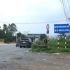 Biển cấm các phương tiện lưu thông được gắn tại điểm đầu vào tuyến đường tránh phía Nam thanh phố Bảo Lộc thuộc địa phận xã Lộc Châu. (Nguồn: báo Lâm Đồng)
