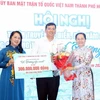 Bà Nguyễn Thị Lệ (bên phải), Phó Bí thư, Chủ tịch HĐND TP.HCM và bà Trần Kim Yến, Chủ tịch Ủy ban MTTQ Việt Nam TP.HCM tiếp nhận tượng trương ủng hộ chương trình "Vì Trường Sa xanh." (Ảnh: Xuân Khu/TTXVN)