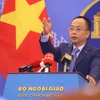 Phó Phát ngôn Bộ Ngoại giao Đoàn Khắc Việt mời các phóng viên đặt câu hỏi. (Ảnh: Văn Điệp/TTXVN)