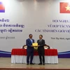 Phó Thủ tướng Chính phủ Trần Lưu Quang (phải) và Phó Thủ tướng, Bộ trưởng Bộ Nội vụ Vương quốc Campuchia Samdech Krolahom Sar Kheng tặng quà lưu niệm tại Hội nghị. (Ảnh: Thanh Tân/TTXVN)