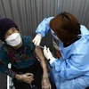 Nhân viên y tế tiêm vaccine ngừa COVID-19 cho người dân tại Seoul, Hàn Quốc. (Ảnh: AFP/TTXVN)