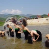 [Photo] Độc đáo Lễ hội gội đầu, té nước của người Thái trắng Lai Châu 