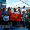 Lực lượng Cảnh sát biển tuyên truyền Luật Cảnh sát biển Việt Nam, Luật Thủy sản, tuyên truyền về IUU... cho ngư dân. (Ảnh minh họa: Đức Thọ/TTXVN)