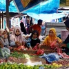Người dân mua thực phẩm tại một khu chợ ở tỉnh Aceh của Indonesia. (Ảnh: AFP/TTXVN)