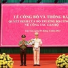 Thượng tướng Lương Tam Quang (trái), Thứ trưởng Bộ Công an trao Quyết định bổ nhiệm Giám đốc Công an tỉnh Lào Cai cho Đại tá Cao Minh Huyền. (Ảnh: Quốc Khánh/TTXVN) 