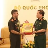 Thượng tướng Hoàng Xuân Chiến trao quà lưu niệm tặng Đại tá Dheeraj Kotwal. (Ảnh: Hồng Pha/TTXVN phát)